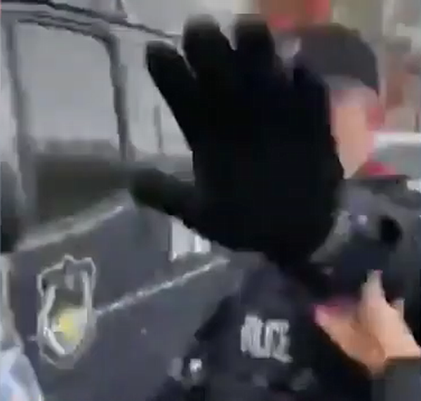 山東省即墨市要求減租的商戶們質問警察為何來抓人.png 山東省即墨市要求減租的商戶們質問警察為何來抓人.png