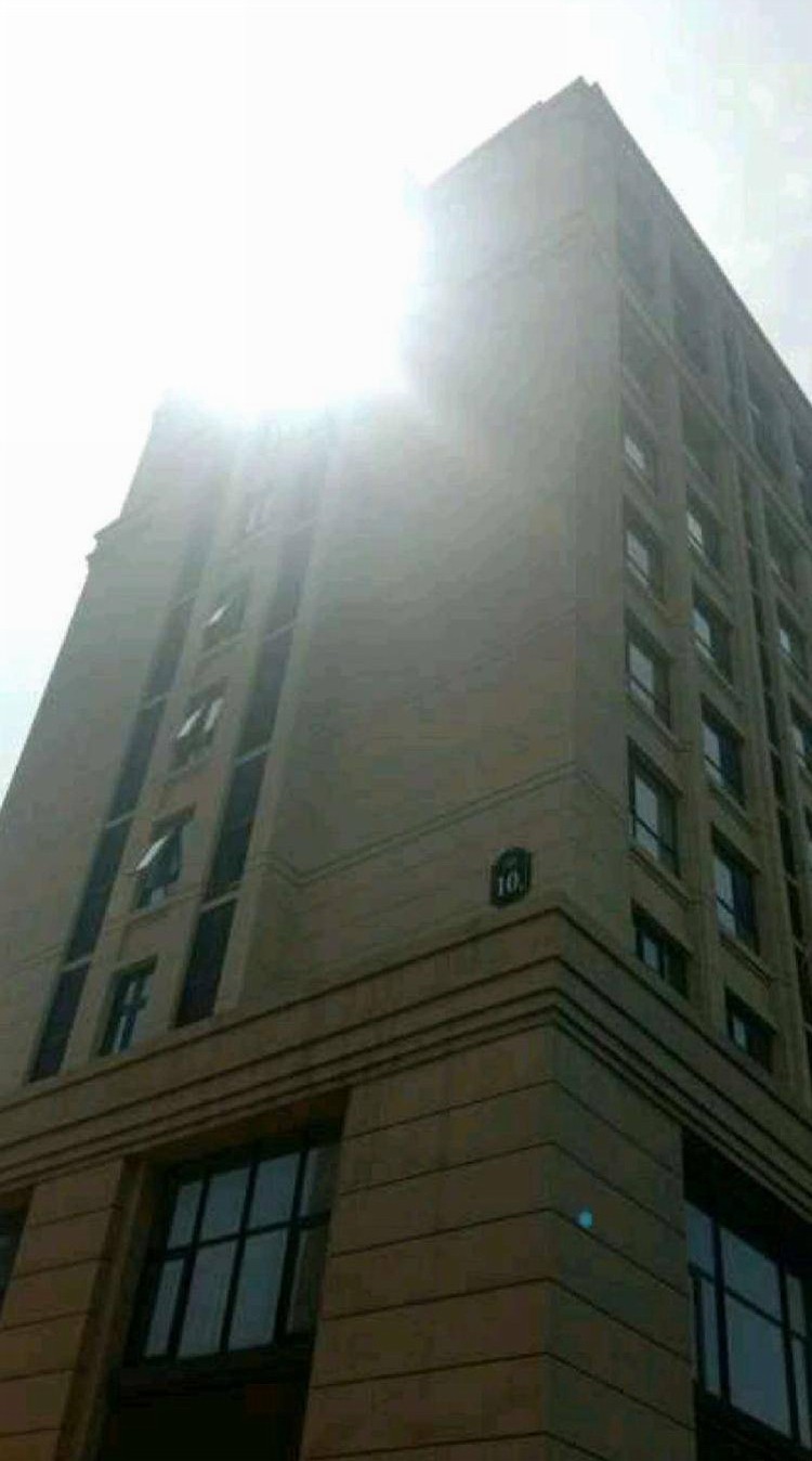 ▲7月5日,河北廊坊市广阳区汇景轩小区10号楼,现场已看不见异样。受访者供图.jpg ▲7月5日,河北廊坊市广阳区汇景轩小区10号楼,现场已看不见异样。受访者供图.jpg