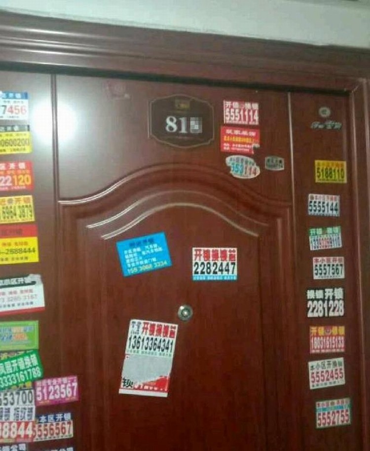 ▲7月5日,河北廊坊市广阳区汇景轩小区10号楼8楼某室,房门紧闭,门外贴有大量“开锁”等牛皮癣广告。受访者供图.jpeg ▲7月5日,河北廊坊市广阳区汇景轩小区10号楼8楼某室,房门紧闭,门外贴有大量“开锁”等牛皮癣广告。受访者供图.jpeg