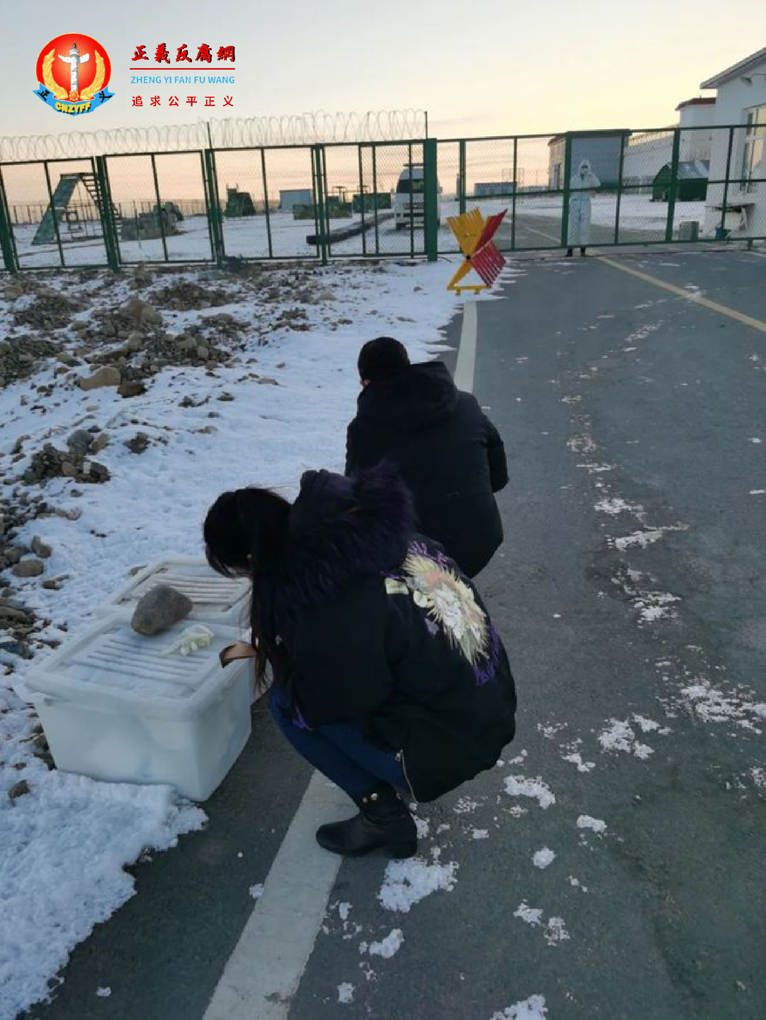 辩护律师们在看守所门口填写材料.png 辩护律师们在看守所门口填写材料.png