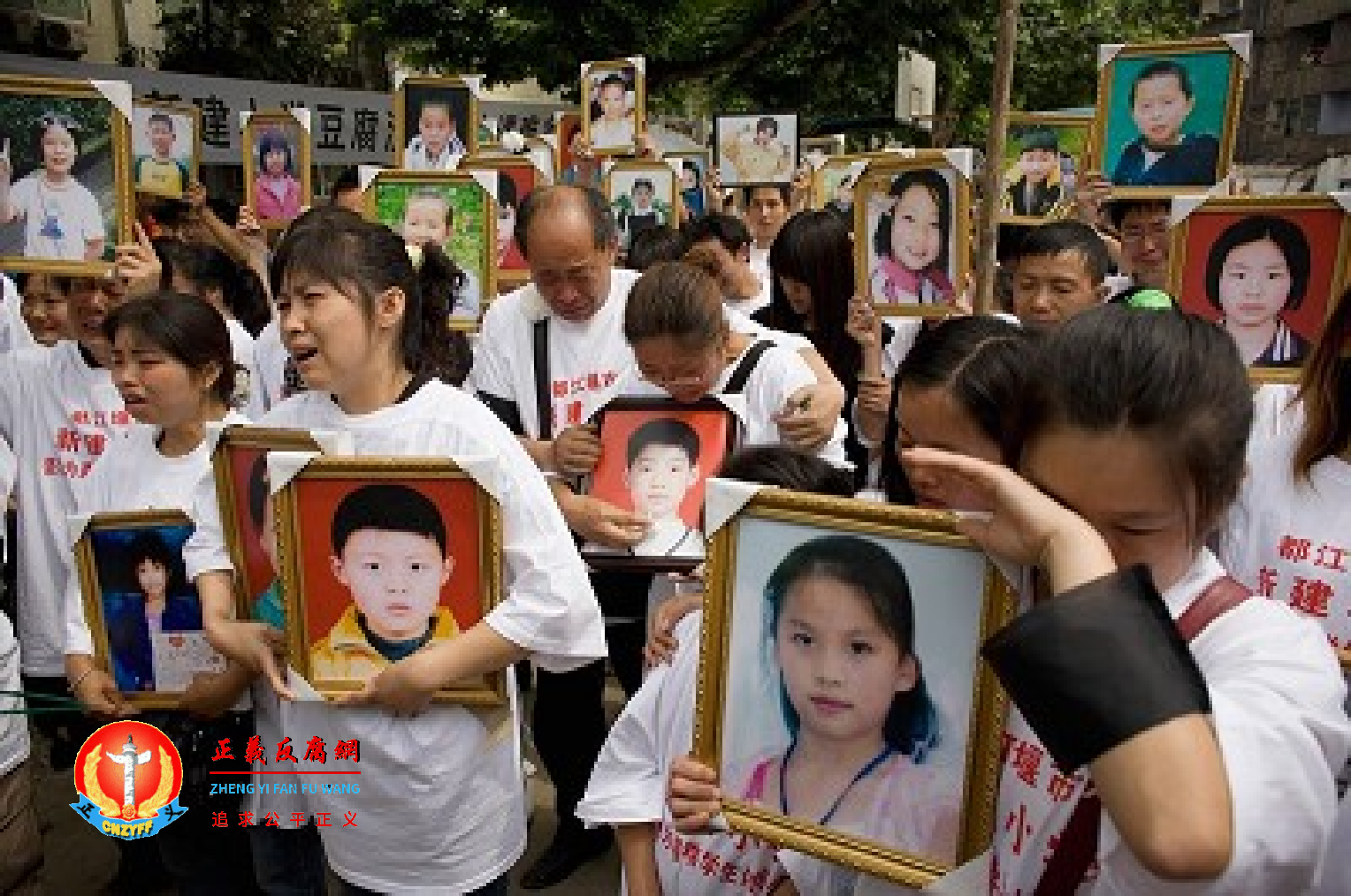 四川汶川地震,中小学校舍倒下一片,被指豆腐渣工程,家长维权至今受打压。图为地震一周年时,受难者家属心中仍旧悲痛难舍。.png 四川汶川地震,中小学校舍倒下一片,被指豆腐渣工程,家长维权至今受打压。图为地震一周年时,受难者家属心中仍旧悲痛难舍。.png
