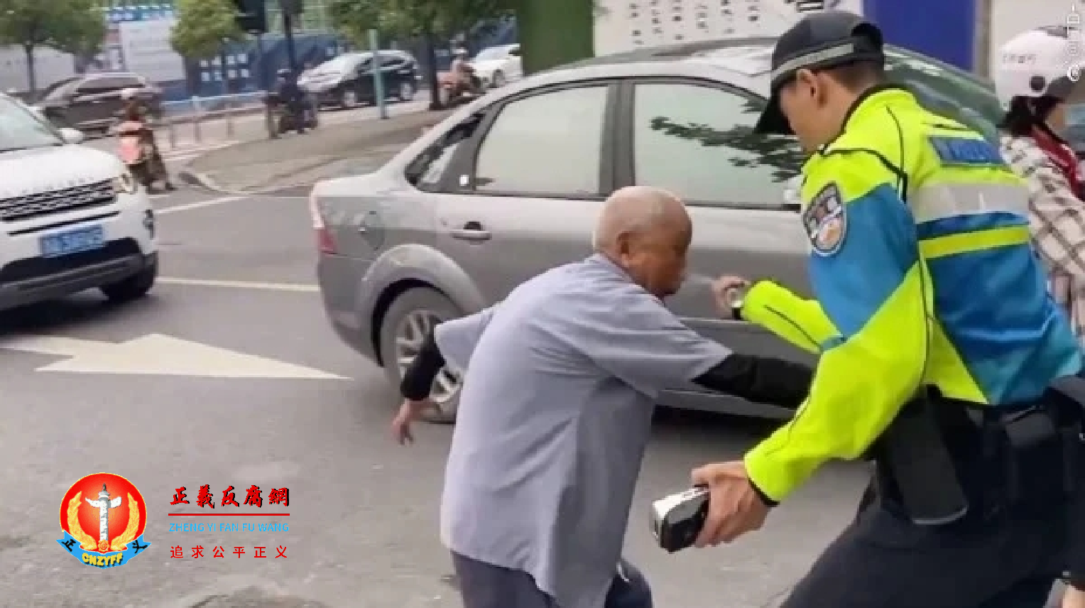 浙江杭州西湖大队转塘中队执勤交警向一90岁老人眼睛喷辣椒水.png 浙江杭州西湖大队转塘中队执勤交警向一90岁老人眼睛喷辣椒水.png