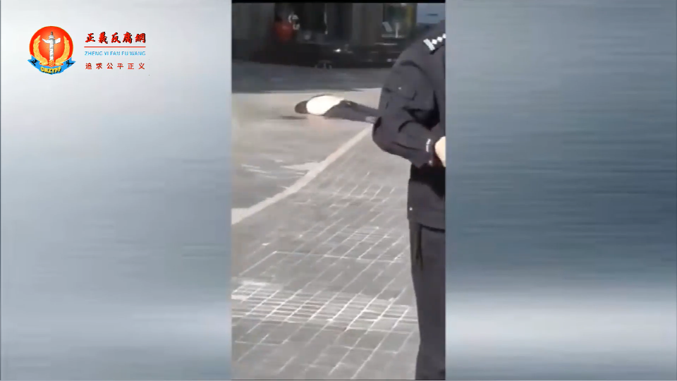 从27楼跳楼者平躺在塞顿中心正门前的空地上,靠近大楼的底商——专门经营明清家具的“古木香”.png 从27楼跳楼者平躺在塞顿中心正门前的空地上,靠近大楼的底商——专门经营明清家具的“古木香”.png