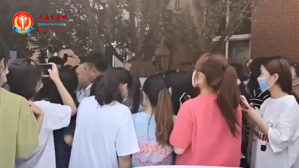 微视新闻|学生怒喊“凭什么打人” 山西高...