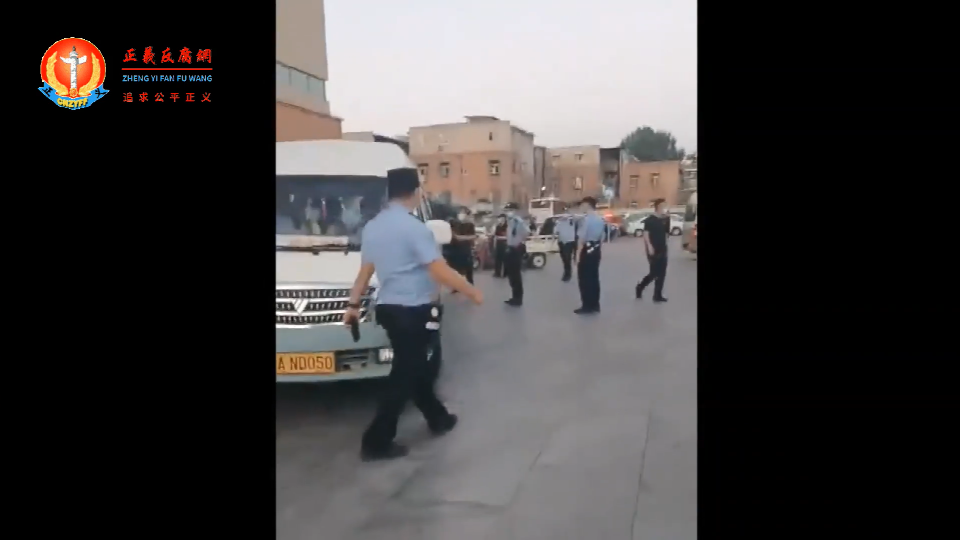 警察在查可疑人员,把他们强行带上车抓走,抓走一车又来一车,抓的不知道哪儿的人.png 警察在查可疑人员,把他们强行带上车抓走,抓走一车又来一车,抓的不知道哪儿的人.png