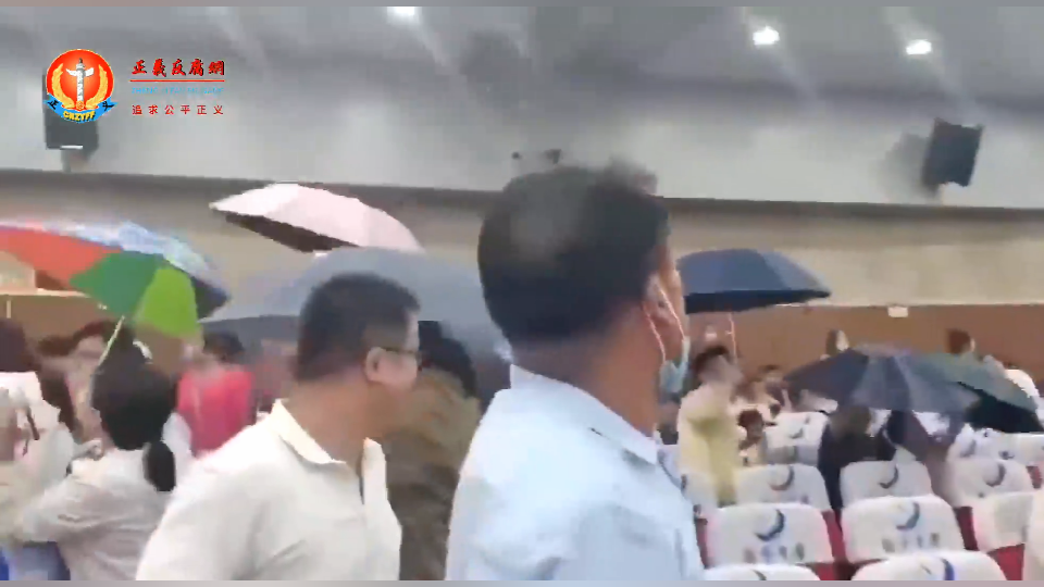 南京江北新区一个大礼堂里正在举行“七一”表彰大会,突然严重漏雨,秒变“水帘洞”.png 南京江北新区一个大礼堂里正在举行“七一”表彰大会,突然严重漏雨,秒变“水帘洞”.png